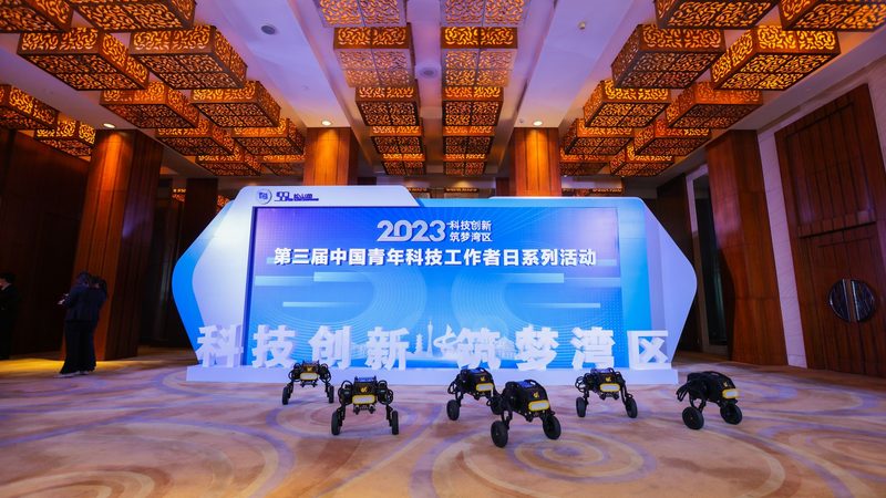 OA协同办公免费版与付费版：功能差异与适用场景解析